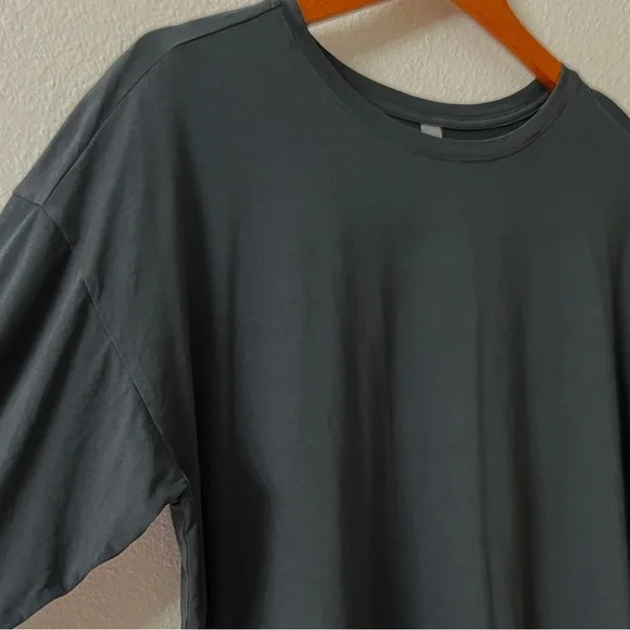 LIKE NEW Vuori Long Sleeve Feather Tee - Picture 4 of 9